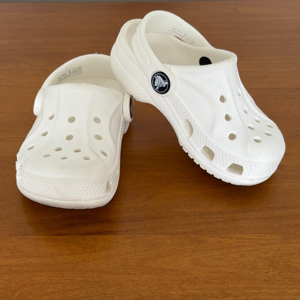 White Iconic CROCS Toddler Clogs - Cute Crocodile Detail , Comfy & Casual - 7C